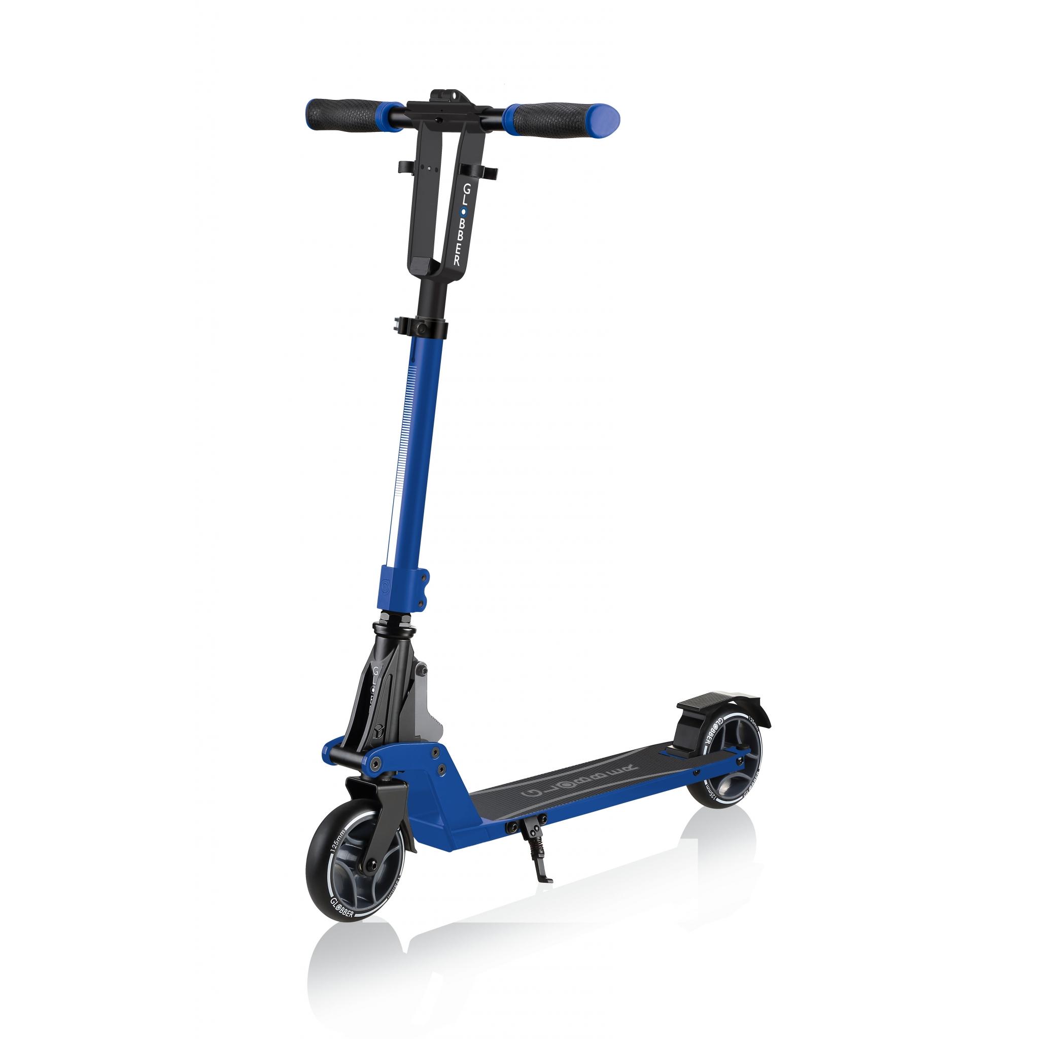 En ‍termes de confort de conduite, je suis agréablement surpris. La trottinette ⁢est lisse sur la route, mais je ‌pense que ceux qui pèsent plus de 100 kg pourraient avoir des problèmes‌ si le poids est mal réparti. Ce​ nest pas une trottinette pour le tout-terrain, mais elle⁣ est idéale pour la ville