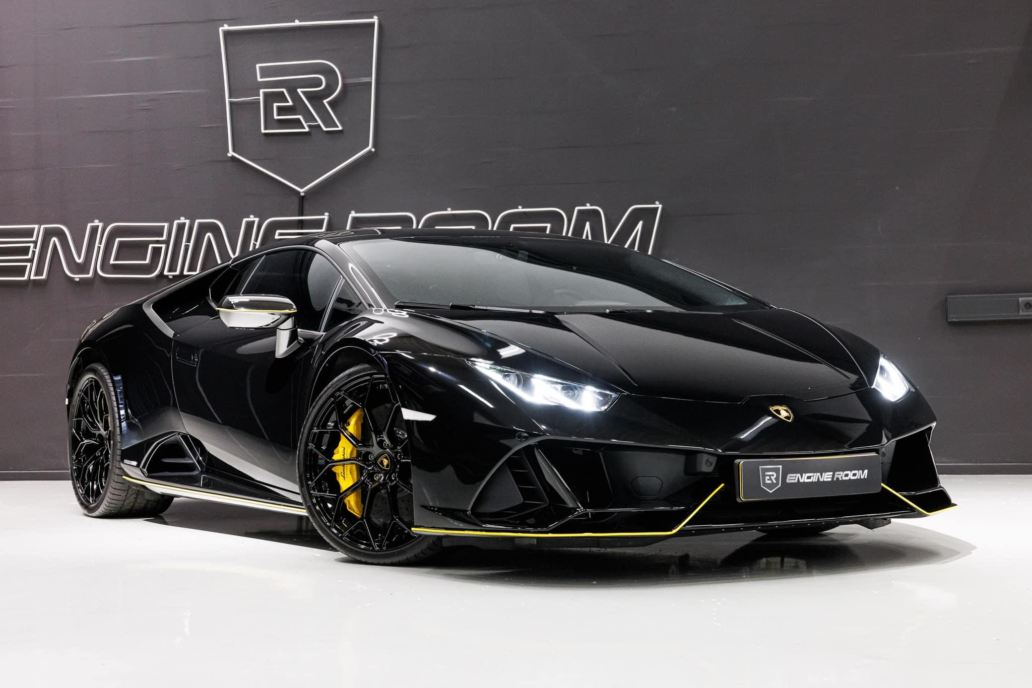 Al abrir la caja, la primera impresión es asombrosa. Nos recibe el⁤ logo ‍de Lamborghini, y el diseño es simplemente espectacular.⁢ El chasis tiene un​ acabado negro mate con ‌detalles dorados que evocan el logo de la marca. Además, encontramos todos los accesorios como el cargador, el manual y, por supuesto, ¡un par de adhesivos ​de Lamborghini con la bandera italiana!