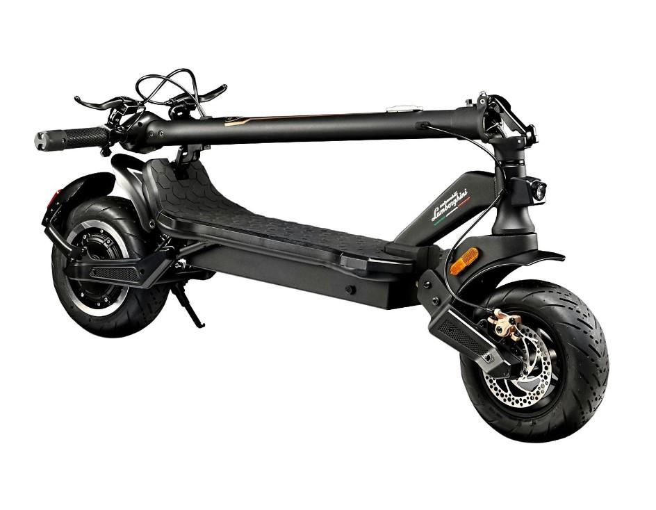 Al final, es un scooter que ofrece ⁢una experiencia única por su‍ diseño y rendimiento. Su precio es de⁤ aproximadamente 1299 euros, lo que la convierte en una de las opciones más asequibles de Lamborghini en ​el mercado. A pesar de su peso⁤ y tamaño, ‌se siente muy segura y fácil de manejar