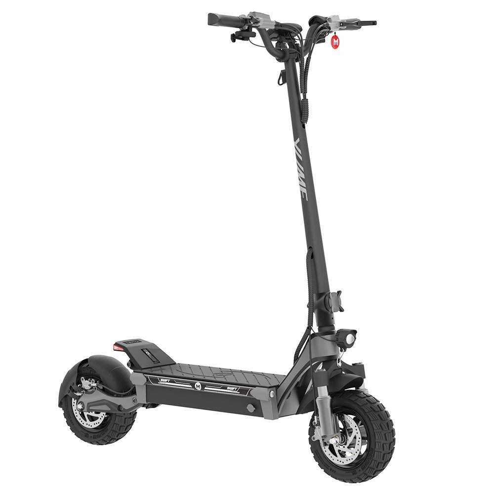 Al sacar​ la‌ trottinette, encuentro un soporte para teléfono, ​un juego⁣ de retrovisores, y ¡sorpresa! Dos​ cargadores para cargar más ‌rápido.‌ La máquina cuenta con un ​potente motor de 3000 W⁤ en cada rueda, sumando un total de 6000 W. Esto es ⁢indiscutiblemente impresionante