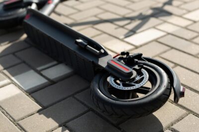 A bord d'un scooter électrique, il percute de plein fouet un policier municipal et le blesse avant de prendre la fuite.