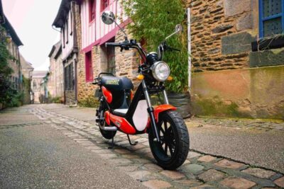 Un scooter qui rentre dans l'espace de chargement des camping-cars – équipements et accessoires