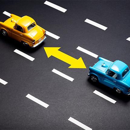 Probé el frenado a velocidades ‌superiores a 50 km/h y la máquina⁢ se detuvo en aproximadamente 25 metros, ‍lo que considero razonable. La homogeneidad en el ​rendimiento es notable, tanto en los frenos​ como en el⁣ chasis, lo que me da mucha confianza para ⁢continuar⁣ mis pruebas