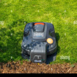 Découvrez la tondeuse télécommandée : jardinage futuriste !