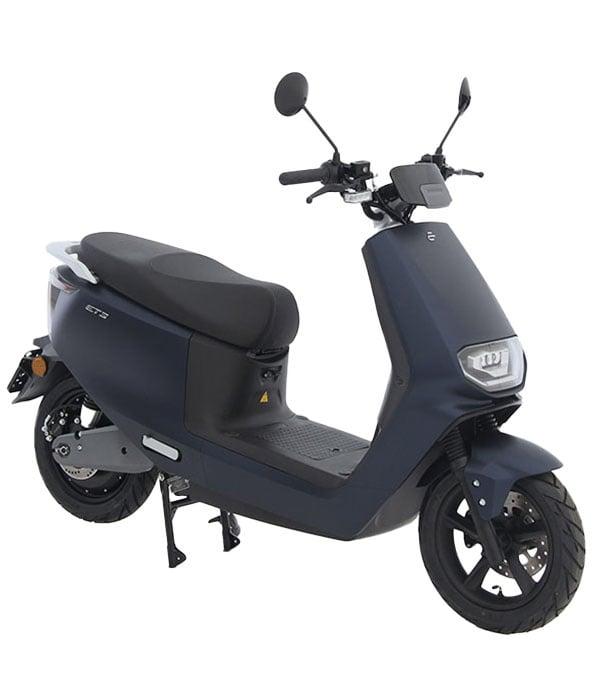 Hablemos de las especificaciones. Este ‍scooter cuenta con un motor de 48 voltios que puede entregar hasta ⁤1000 watts en pico y⁢ 500 watts ​de forma nominal. La batería ⁣está oculta ​en el deck, que⁤ es bastante atractivo. Además, el chasis tubular le da un aspecto muy deportivo. Este modelo también ofrece una‍ suspensión completa, con ⁤dobles amortiguadores traseros, ⁤lo ⁣que asegura un viaje cómodo