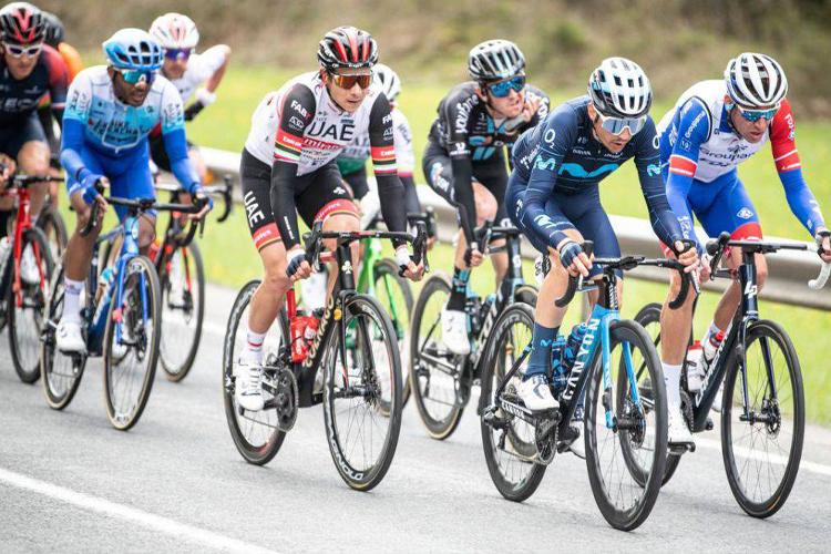 La posición de conducción es cómoda⁣ y permite mantener una postura erguida. La suspensión frontal y el diseño del cuadro permiten que el‌ ciclista ⁤se sienta equilibrado y seguro en todo momento