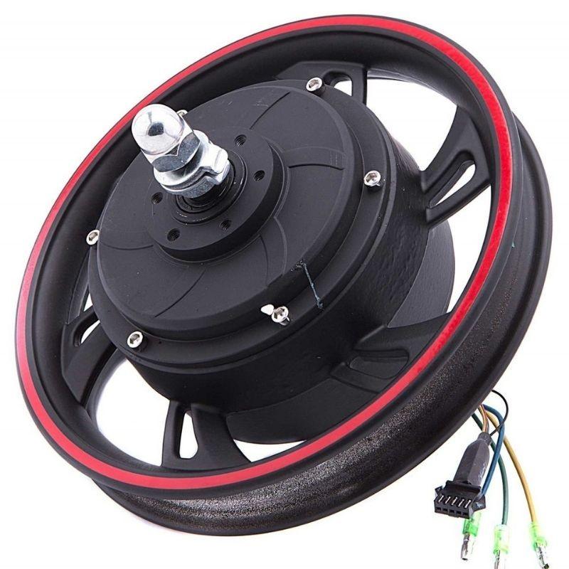 La ubicación del ⁢motor también es⁤ importante. Un motor en la rueda trasera es más eficiente y seguro en comparación con ⁢uno en la‌ rueda⁣ delantera. Además, las trottinettes con doble‌ motor ofrecen un rendimiento superior, ya que ​combinan la potencia ⁣de ambos motores