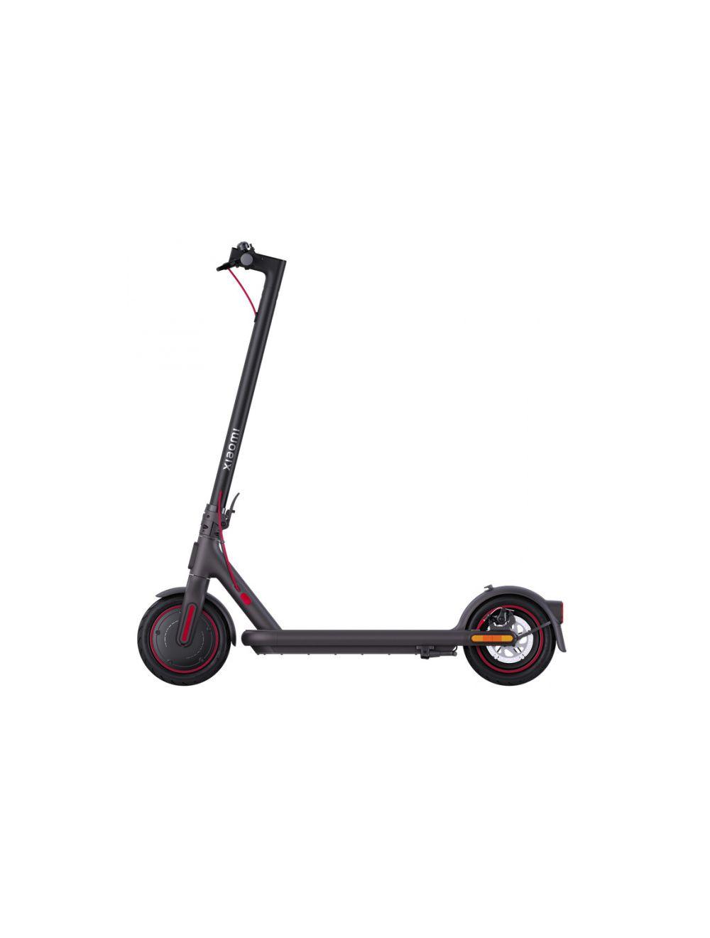 Este scooter ‌funciona a 48 voltios y tiene un cargador de⁢ 54 voltios,⁢ lo que significa que⁢ cargará casi 110 watts cada hora. También ‌cuenta ⁤con deflectores y ⁤un manual que ‍nos guiará para descargar la aplicación de movilidad disponible en el⁣ Apple Store y Google Play. La calidad de los materiales es‌ evidente, y hasta los⁢ detalles de la⁣ conexión son‌ de primera categoría