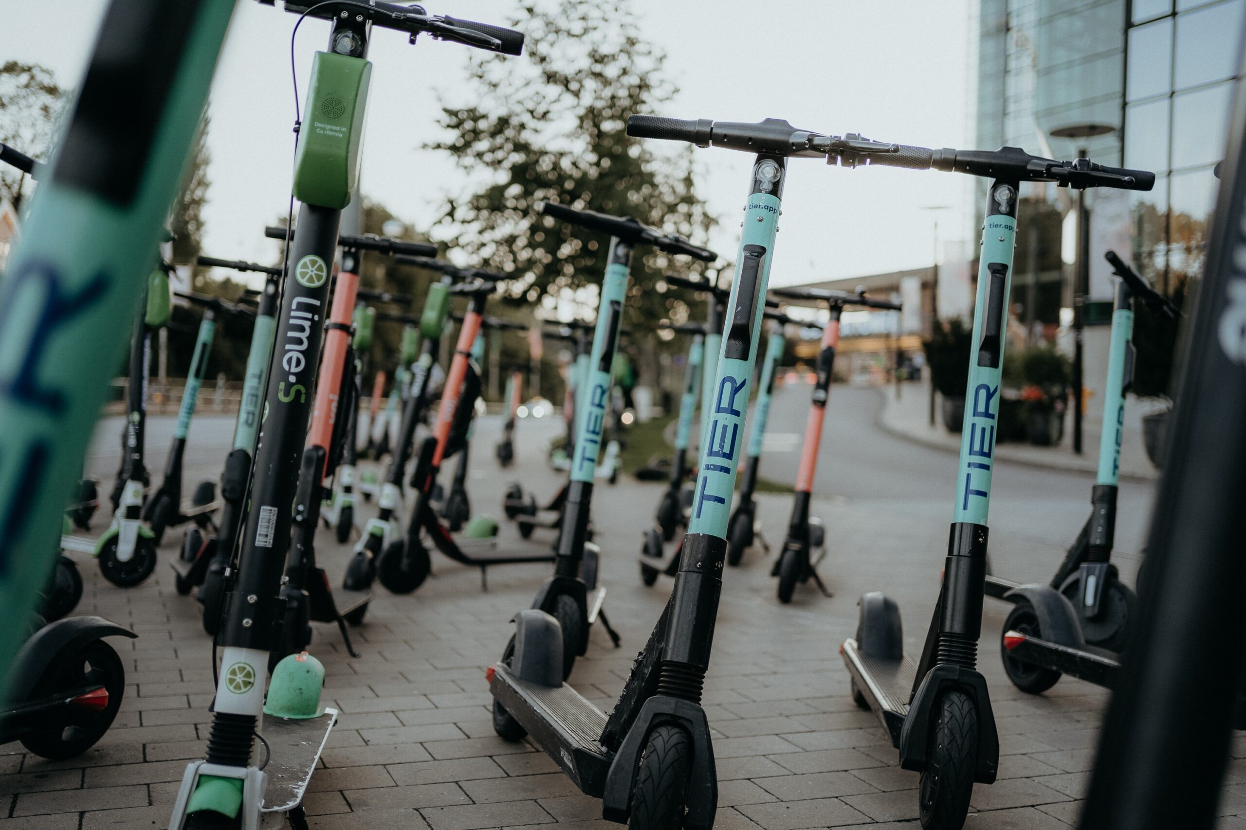 Freiner efficacement avec une trottinette